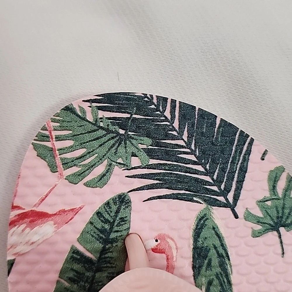 Old Navy Flip flops Size: 3-4